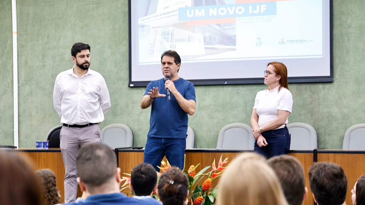 O prefeito Evandro Leitão apresenta o balanço da gestão do IJF. Ele está no palco com a secretária da Saúde Riane Azevedo e com o superintendente do IJF João Gilberto Macedo